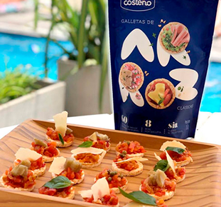 Galletas de arroz con compota de tomate
